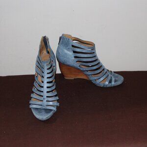 LN LADIES SEXY JOHNSTON & MURPHY WEDGE HEELS - 8 1/2 - SOFT BLUE LEATHER
